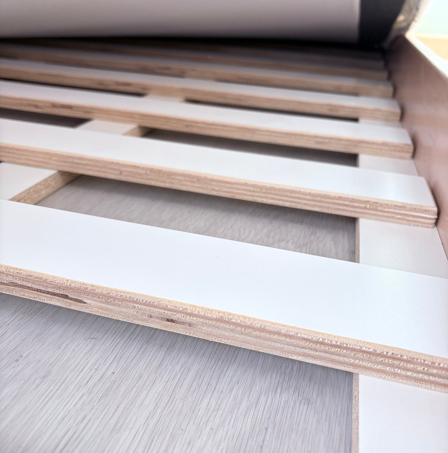 APPLE FULL - Montessori Floor Bed with Shelves