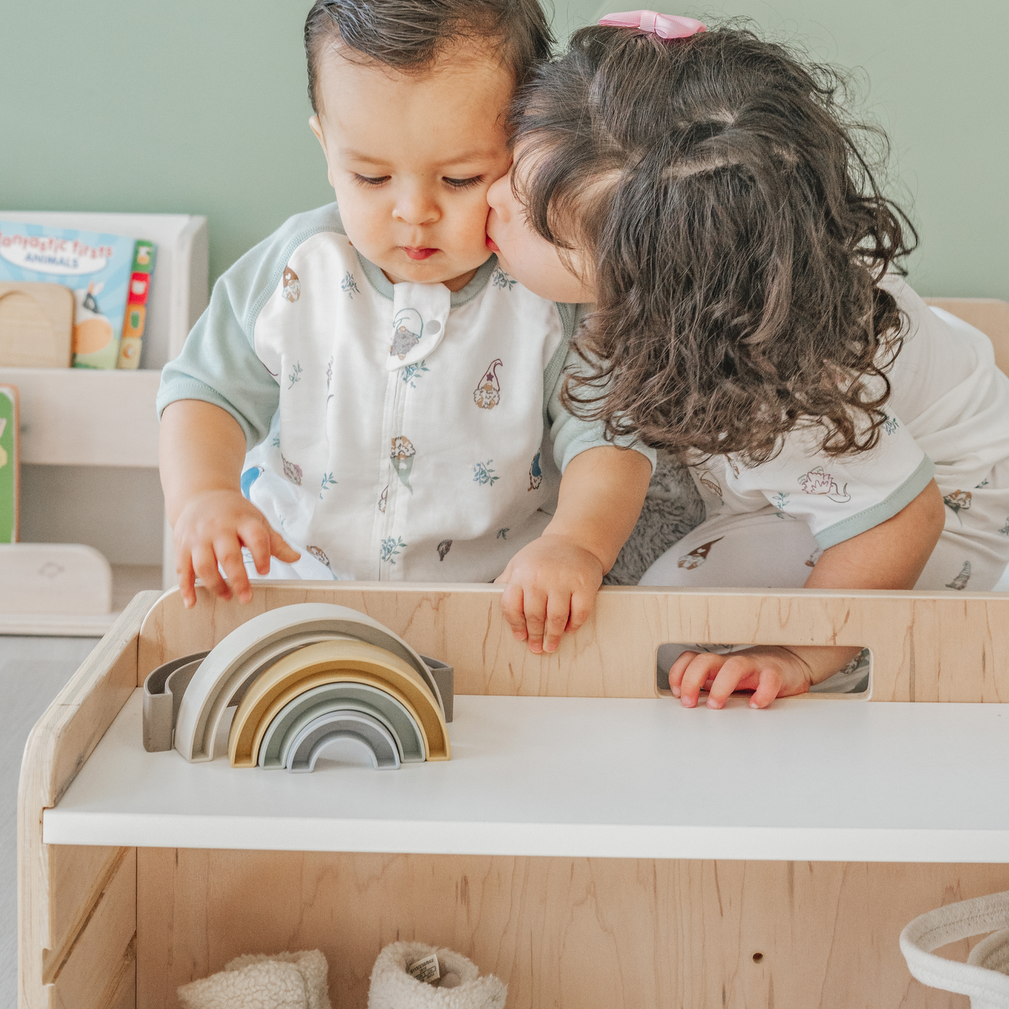 APPLE FULL - Montessori Floor Bed with Shelves